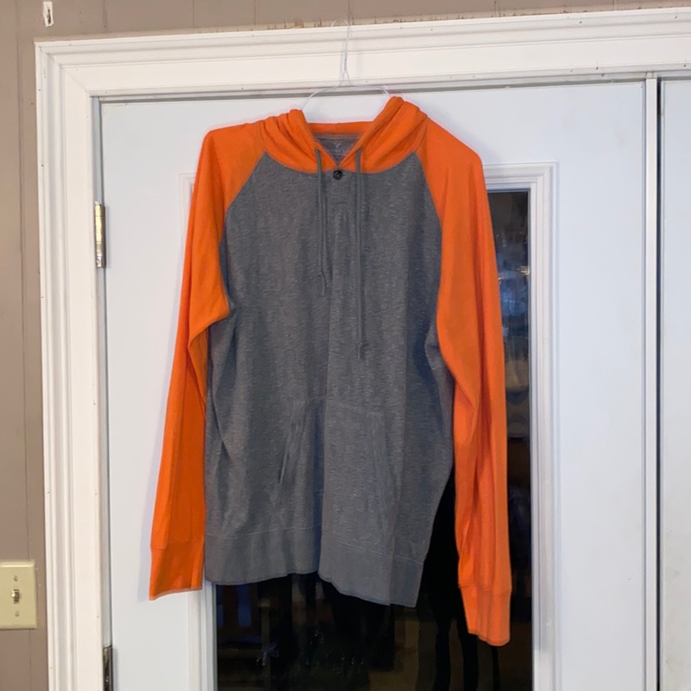 American Eagle tshirt hoodie, size -xl, excellent condition.